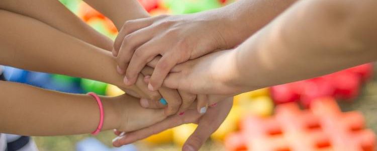 Familie Zusammenhalt Hände übereinander