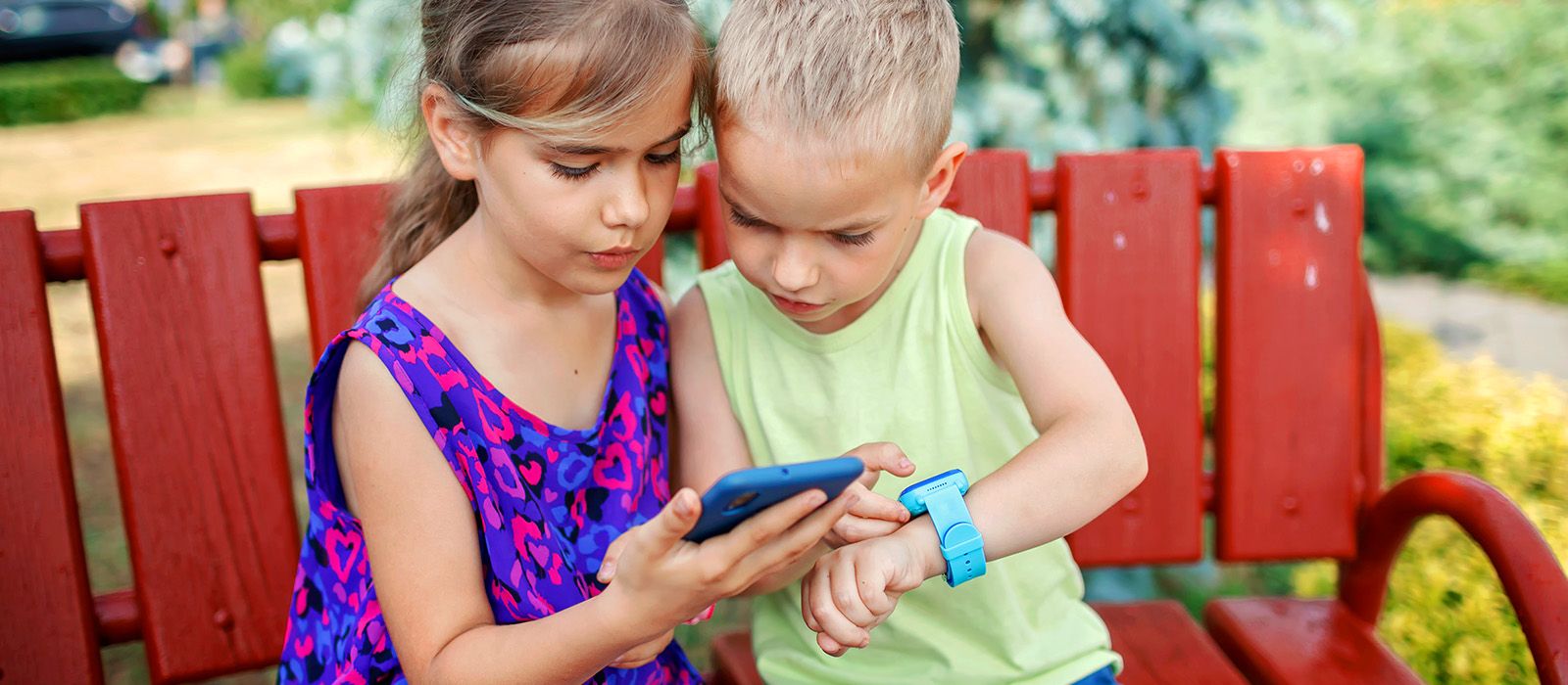 Kinder mit Handy und Smartwatch