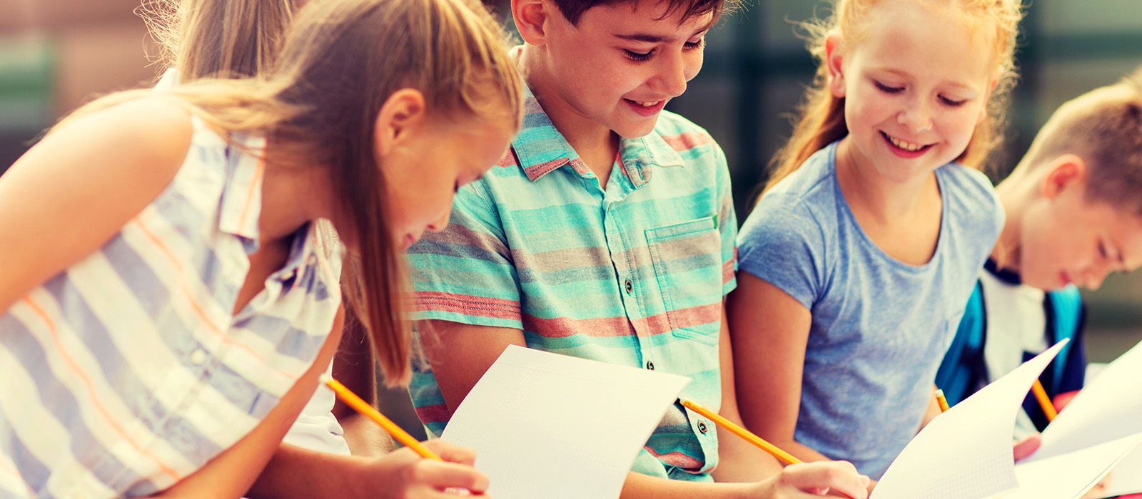 Kinder mit Zettel und Stift