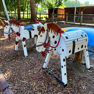 Spargelhof Winkelmann Spielplatz - Holzpferde